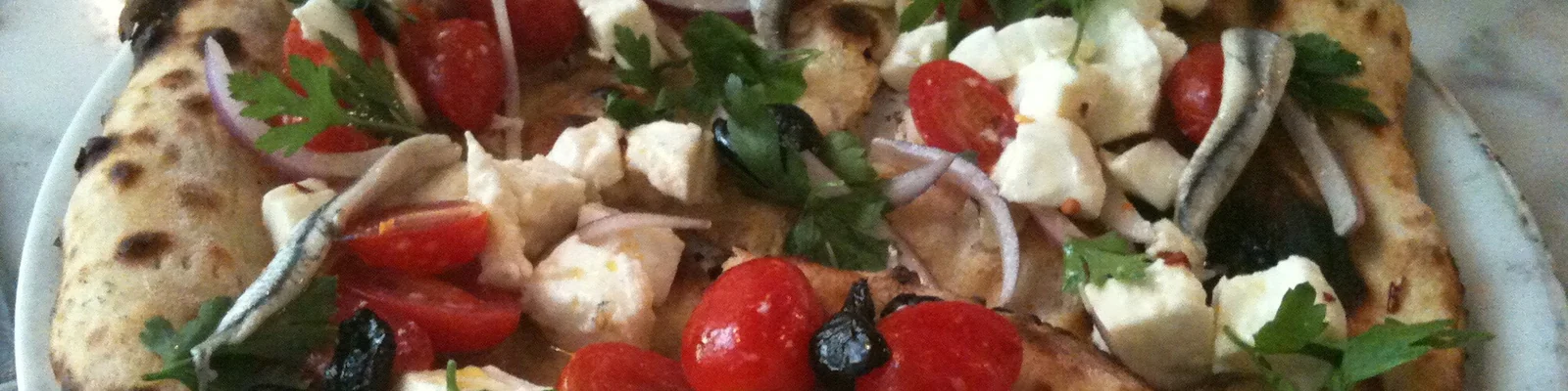 Pizza aux anchois, tomates cerises et mozzarella