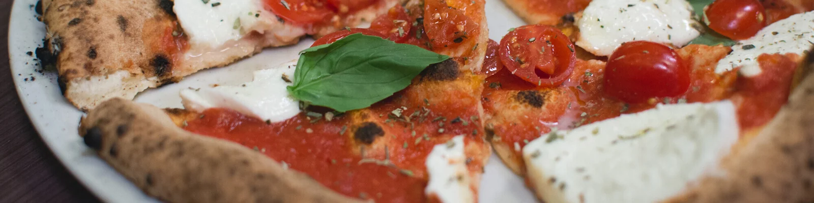 Pizza margherita au basilic frais