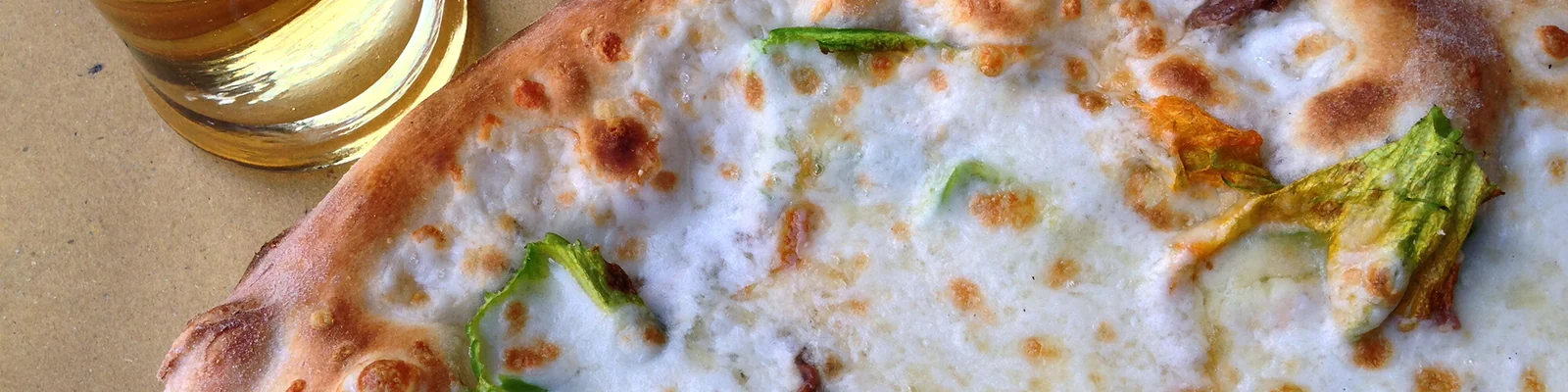 Pizza aux fleurs de courgette et mozzarella