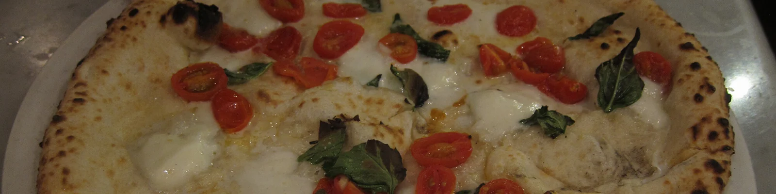 Pizza aux tomates cerises, piment et basilic
