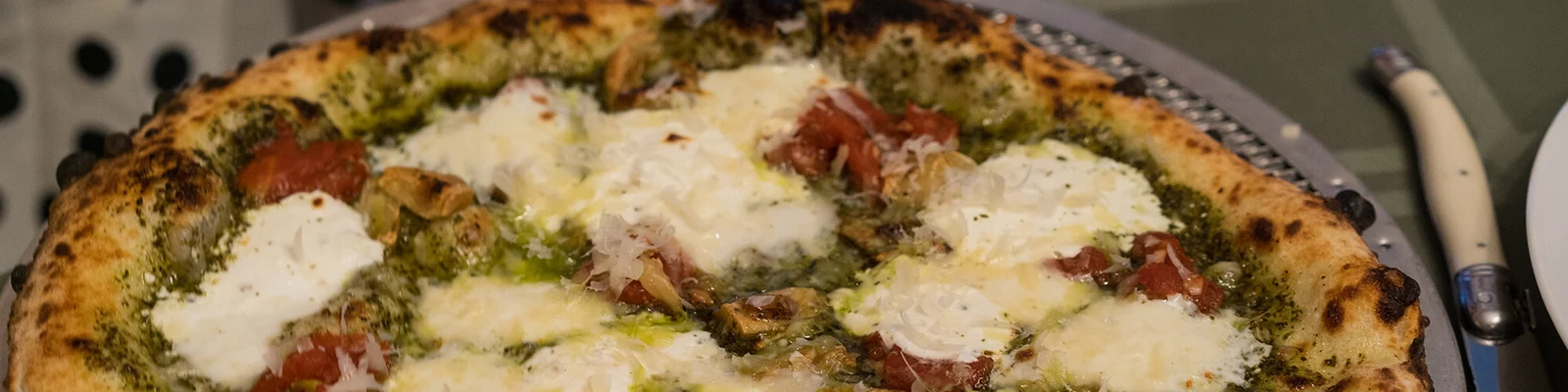 Pizza au pesto, burrata et tomates confites