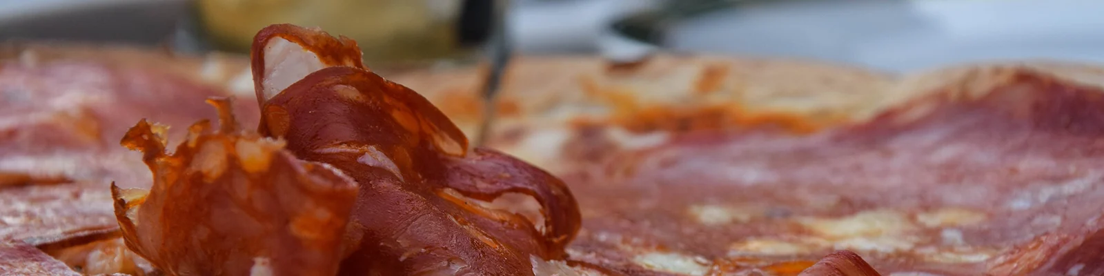 Pizza à la charcuterie italienne