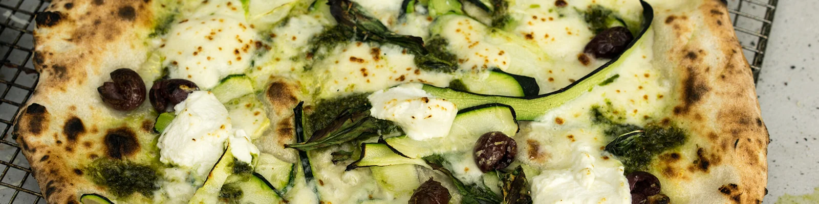 Pizza aux courgettes, olives et ricotta